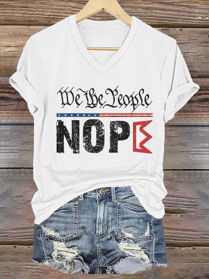 We The People NOPE Camiseta estampada con cuello en V para mujer