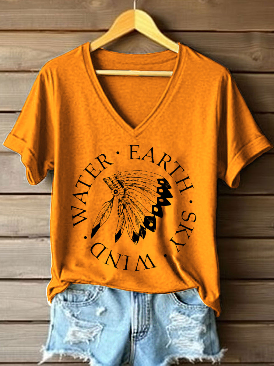 Camiseta con cuello en V Indigenous Print para mujer