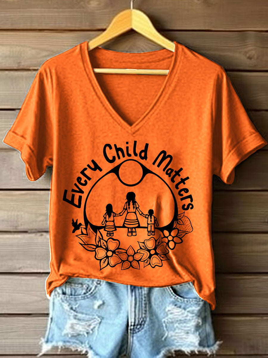 Camiseta con cuello en V y estampado Every Child Matters para mujer
