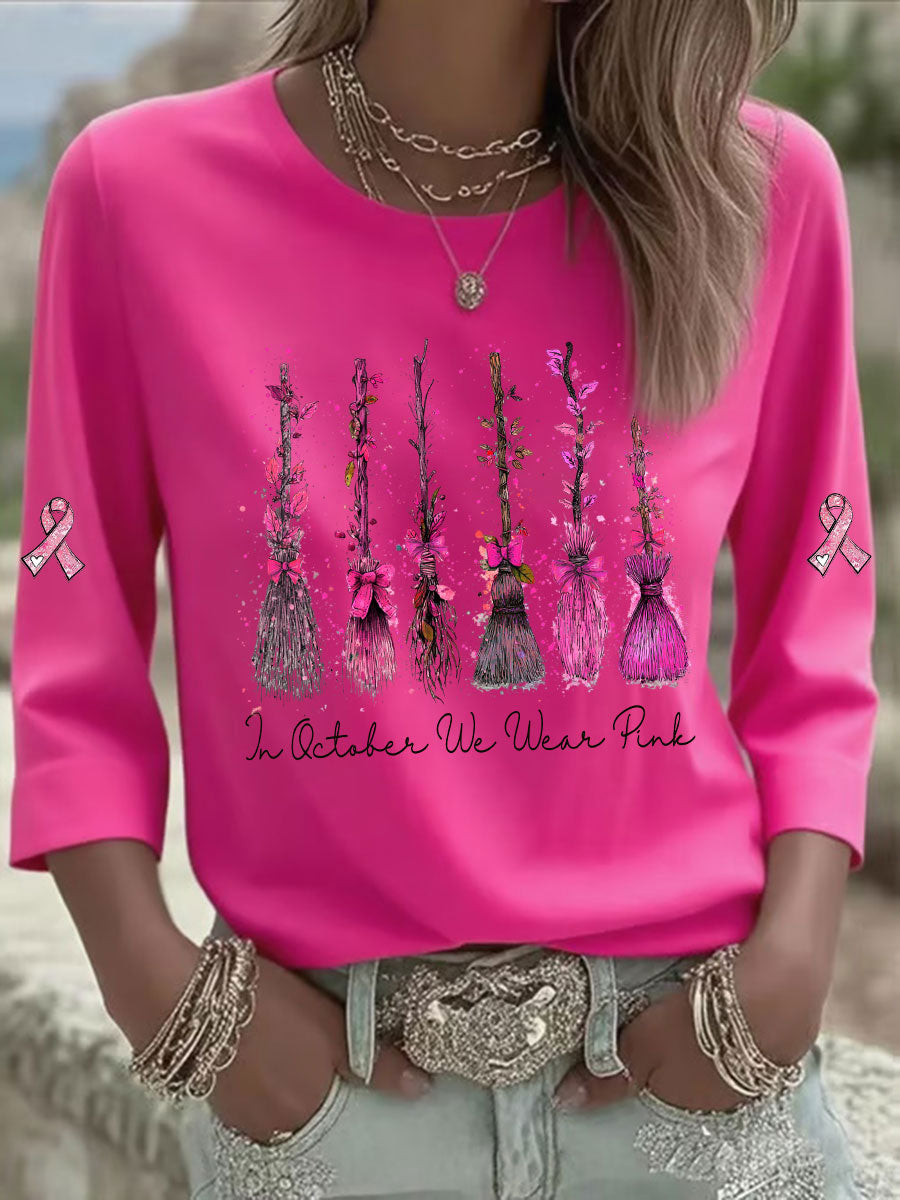 En octubre de las mujeres que llevan la camiseta ocasional impresa rosada