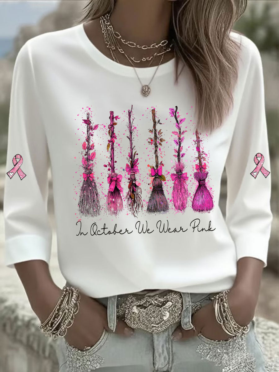 En octubre de las mujeres que llevan la camiseta ocasional impresa rosada