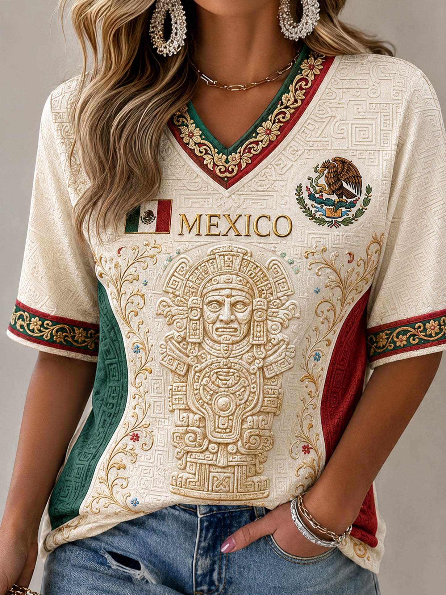 Camiseta de cuello en V con estampado artístico de elemento de aficionada mexicana de fútbol para mujer