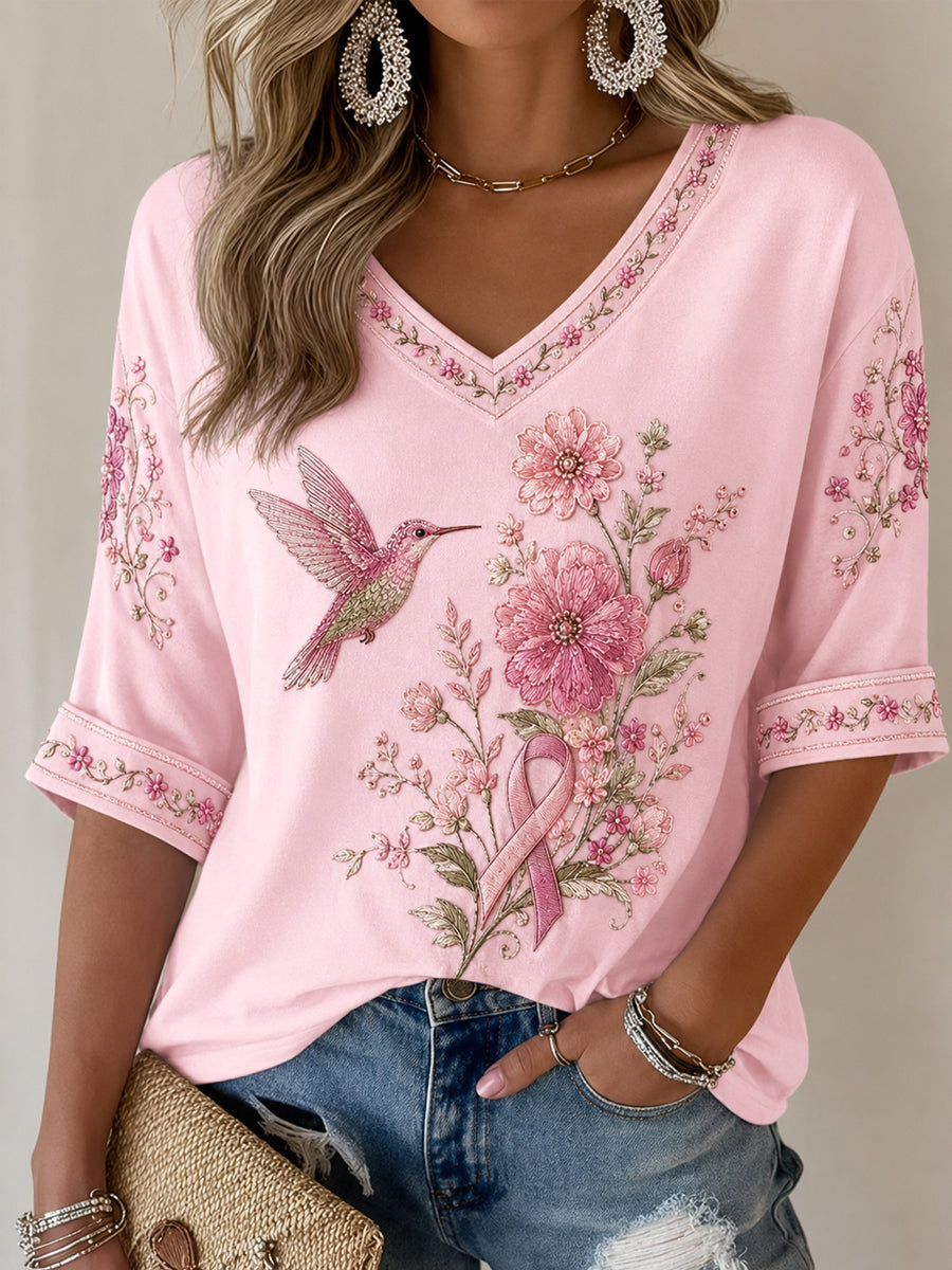 Camiseta de media manga con cuello en V, diseño floral rosa y colibríes, para concienciar sobre el cáncer de mama