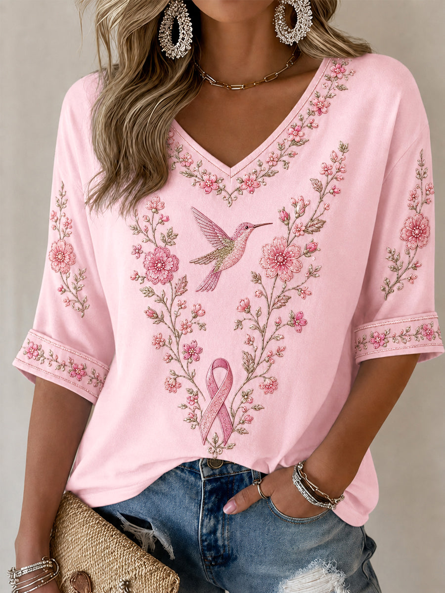 Camiseta de media manga con cuello en V, diseño floral rosa y colibríes, para concienciar sobre el cáncer de mama
