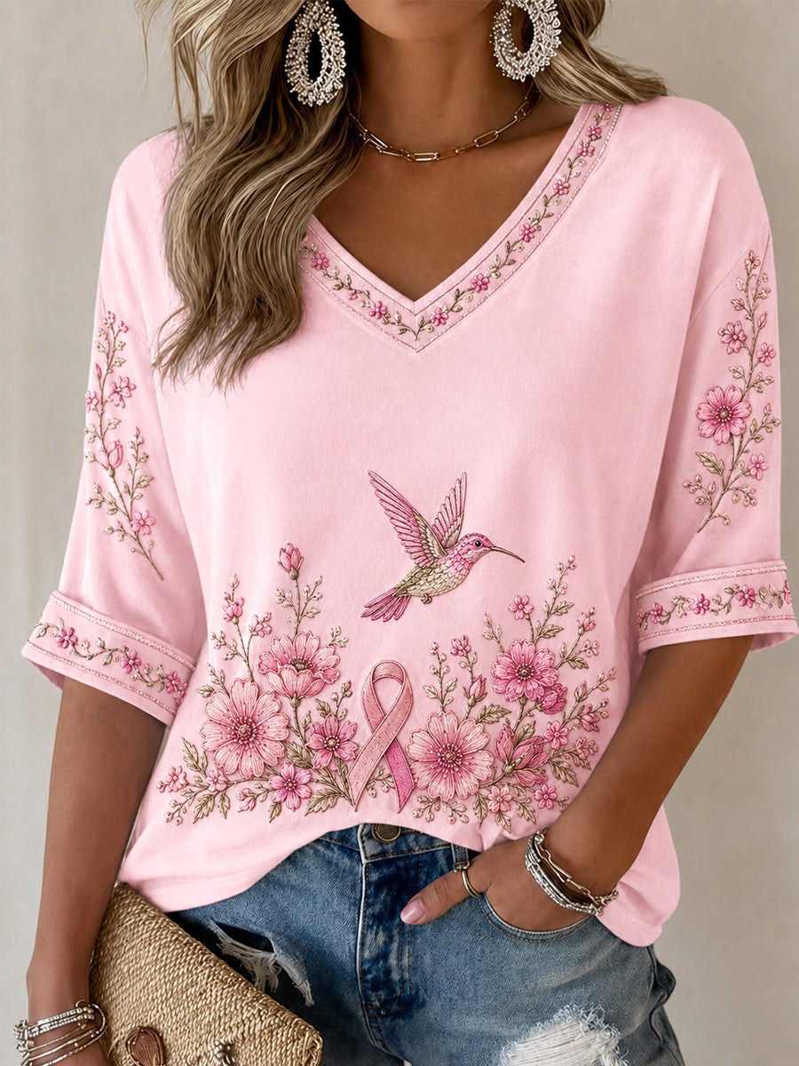 Camiseta de media manga con cuello en V, diseño floral rosa y colibríes, para concienciar sobre el cáncer de mama