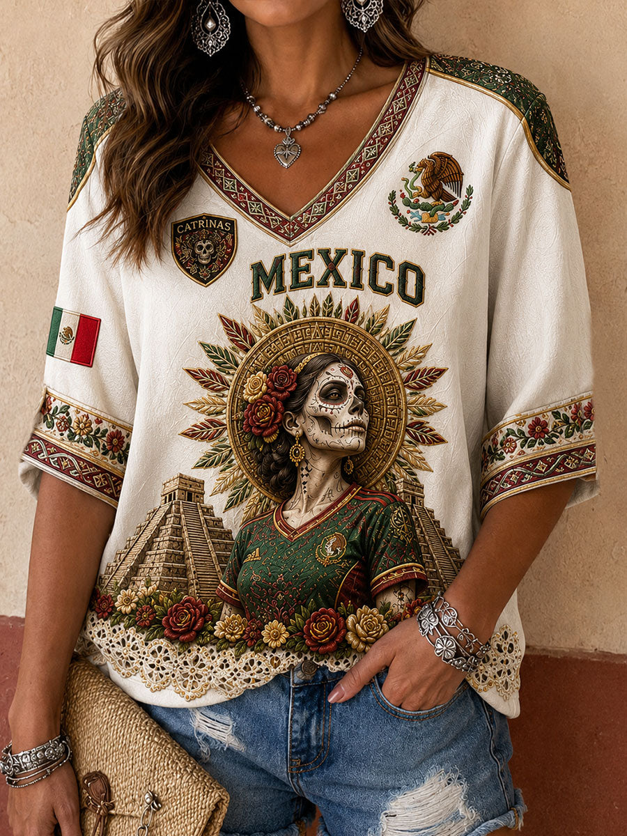 Camiseta estampada con diseño artístico de La Catrina para amantes del fútbol mexicano, modelo femenino