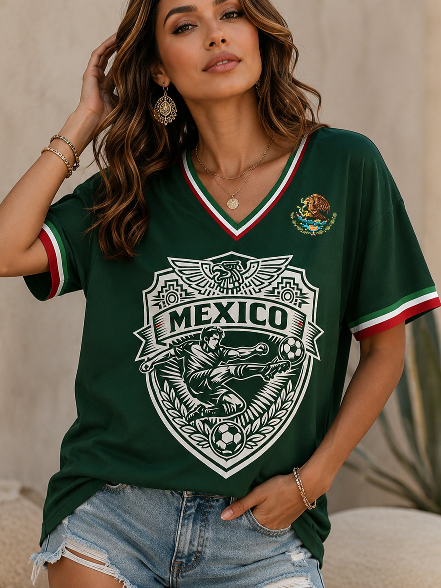 Camiseta con estampado de arte animando con temática de fútbol mexicano para mujer