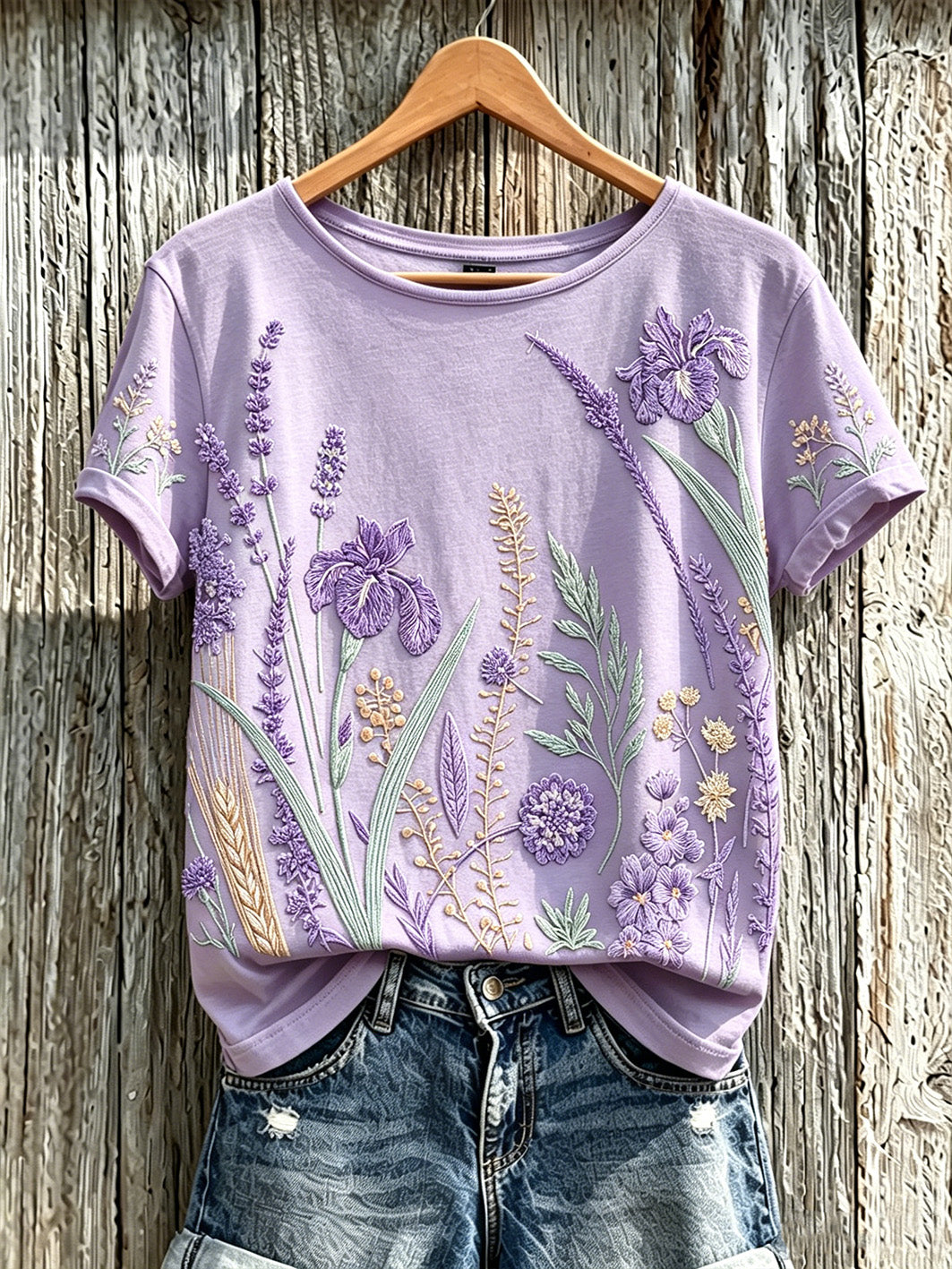 El patrón púrpura de la flor de la planta de las mujeres imprimió la camiseta ocasional