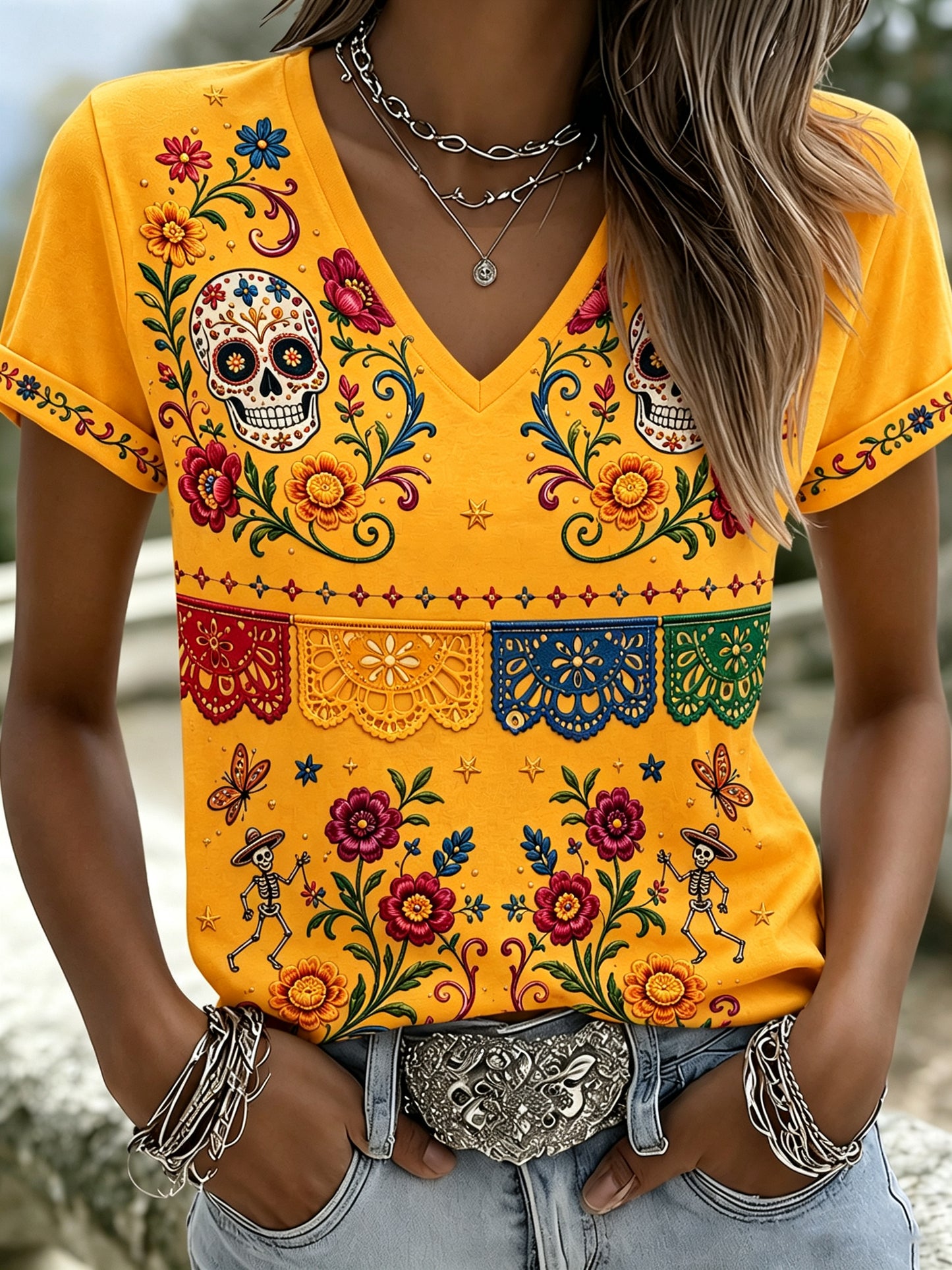Camiseta con estampado artístico de elementos culturales mexicanos del Día de los Muertos para mujer