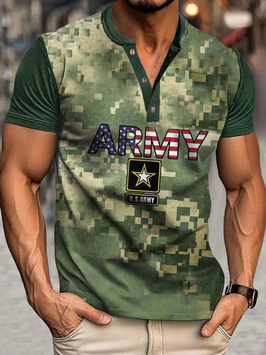 Camiseta de manga corta con cuello Henley y estampado de camuflaje digital para hombre