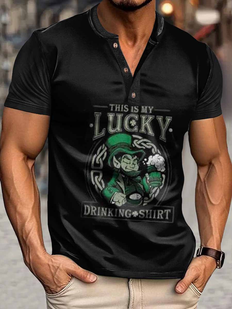 That's Is My Lucky Print Henley Neck Camiseta de manga corta para hombre