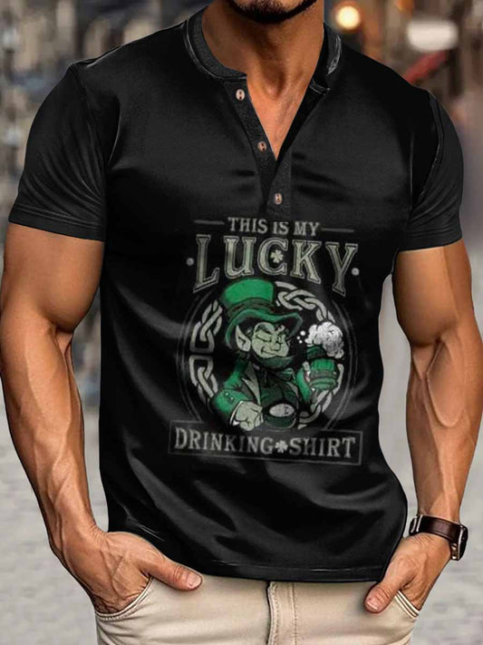 That's Is My Lucky Print Henley Neck Camiseta de manga corta para hombre