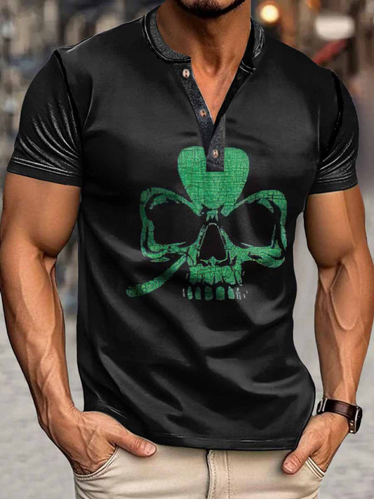 Cráneo de tres hojas trébol impresión Henley cuello manga corta camiseta de los hombres
