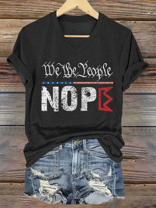 We The People NOPE Camiseta estampada con cuello en V para mujer