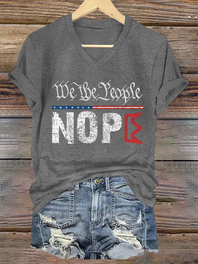 We The People NOPE Camiseta estampada con cuello en V para mujer