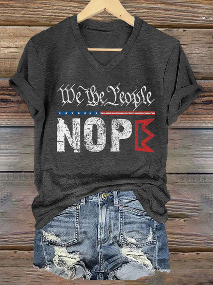 We The People NOPE Camiseta estampada con cuello en V para mujer