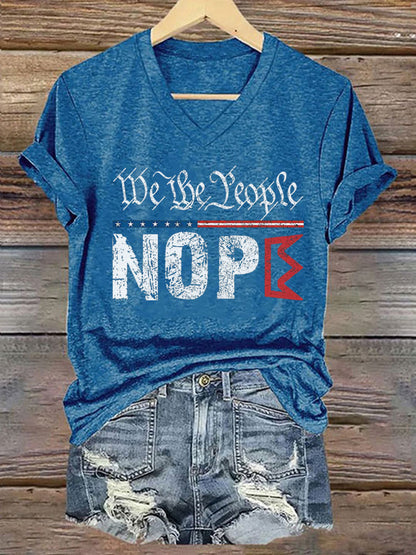 We The People NOPE Camiseta estampada con cuello en V para mujer