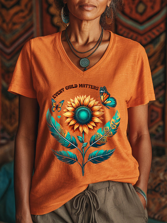 Camiseta con cuello en V y estampado floral Every Child Matters para mujer