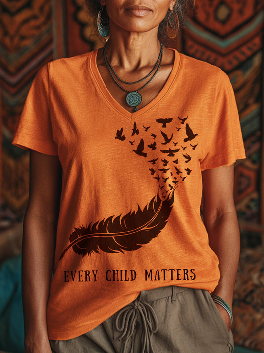 Every Child Matters Feather Print Camiseta cuello en V para mujer