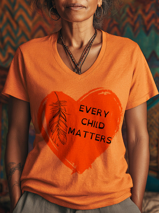 Camiseta con cuello en V y estampado Every Child Matters para mujer