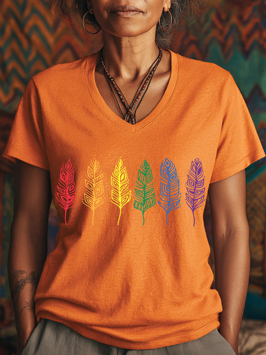 Camiseta con cuello en V con estampado de plumas tribales de colores para mujer