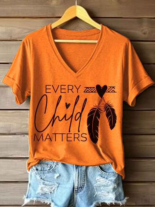 Camiseta con cuello en V y estampado Every Child Matters para mujer