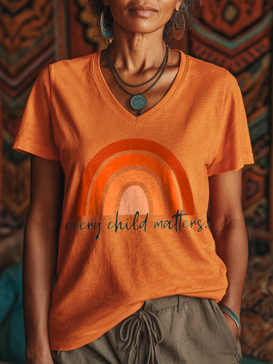Camiseta con cuello en V y estampado Every Child Matters para mujer