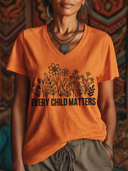 Camiseta con cuello en V y estampado Every Child Matters para mujer