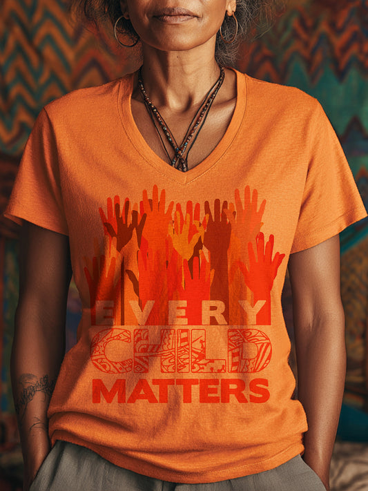 Camiseta con cuello en V y estampado Every Child Matters para mujer