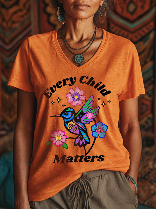 Camiseta con cuello en V y estampado floral Every Child Matters para mujer