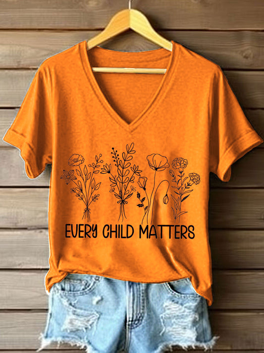 Camiseta con cuello en V y estampado floral Every Child Matters para mujer