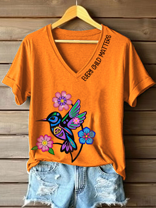 Camiseta con cuello en V y estampado floral Every Child Matters para mujer