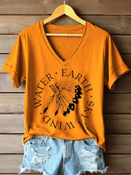 Camiseta con cuello en V Indigenous Print para mujer