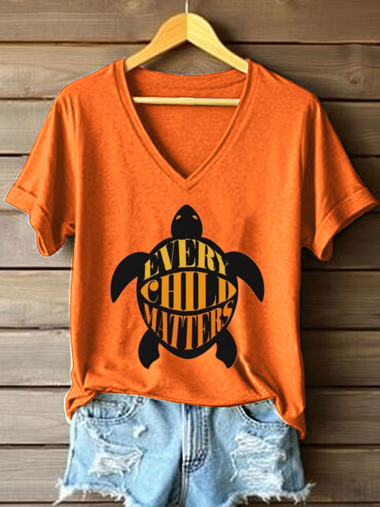 Camiseta con cuello en V y estampado Every Child Matters para mujer