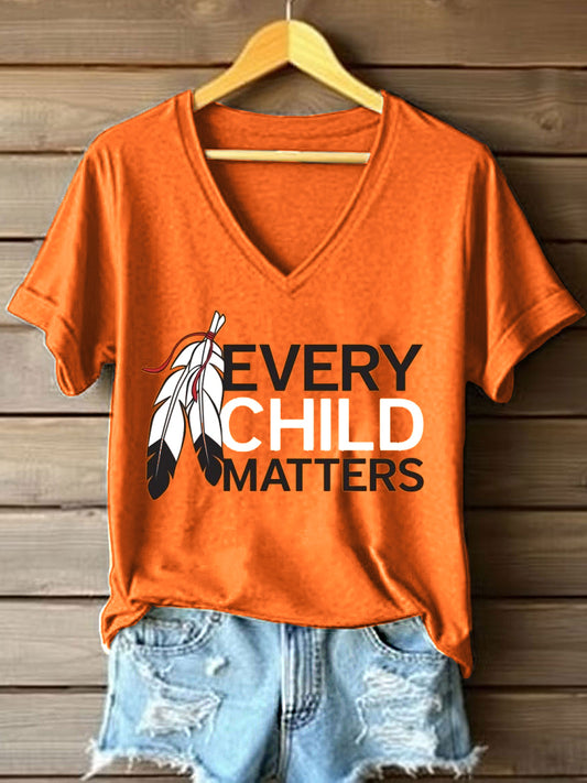 Camiseta con cuello en V y estampado Every Child Matters para mujer