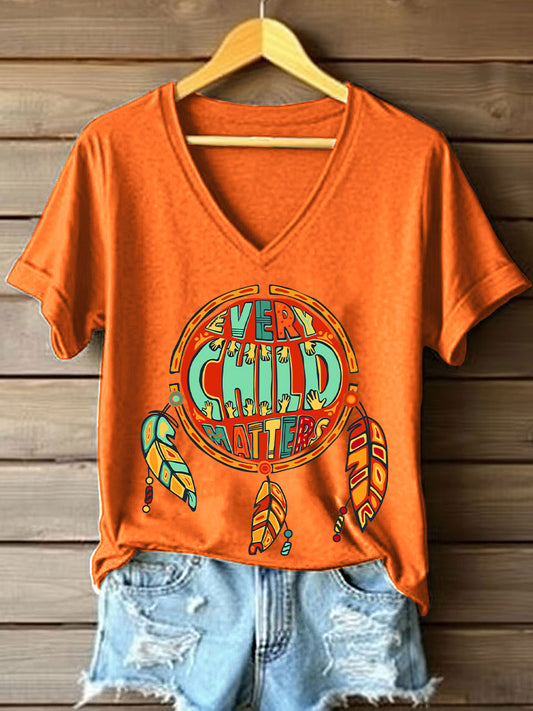 Camiseta con cuello en V y estampado Every Child Matters para mujer