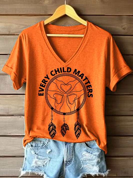 Camiseta con cuello en V y estampado Every Child Matters para mujer