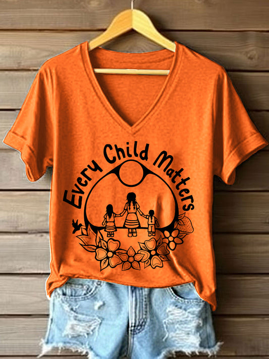 Camiseta con cuello en V y estampado Every Child Matters para mujer