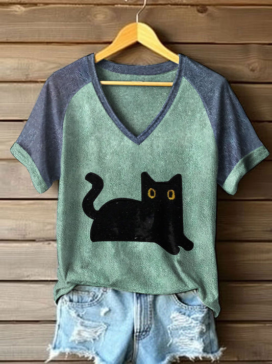 Camisetas con cuello en v color block de gato negro para mujer
