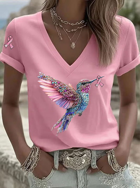 Camiseta casual con cuello en V y estampado de cinta rosa para mujer