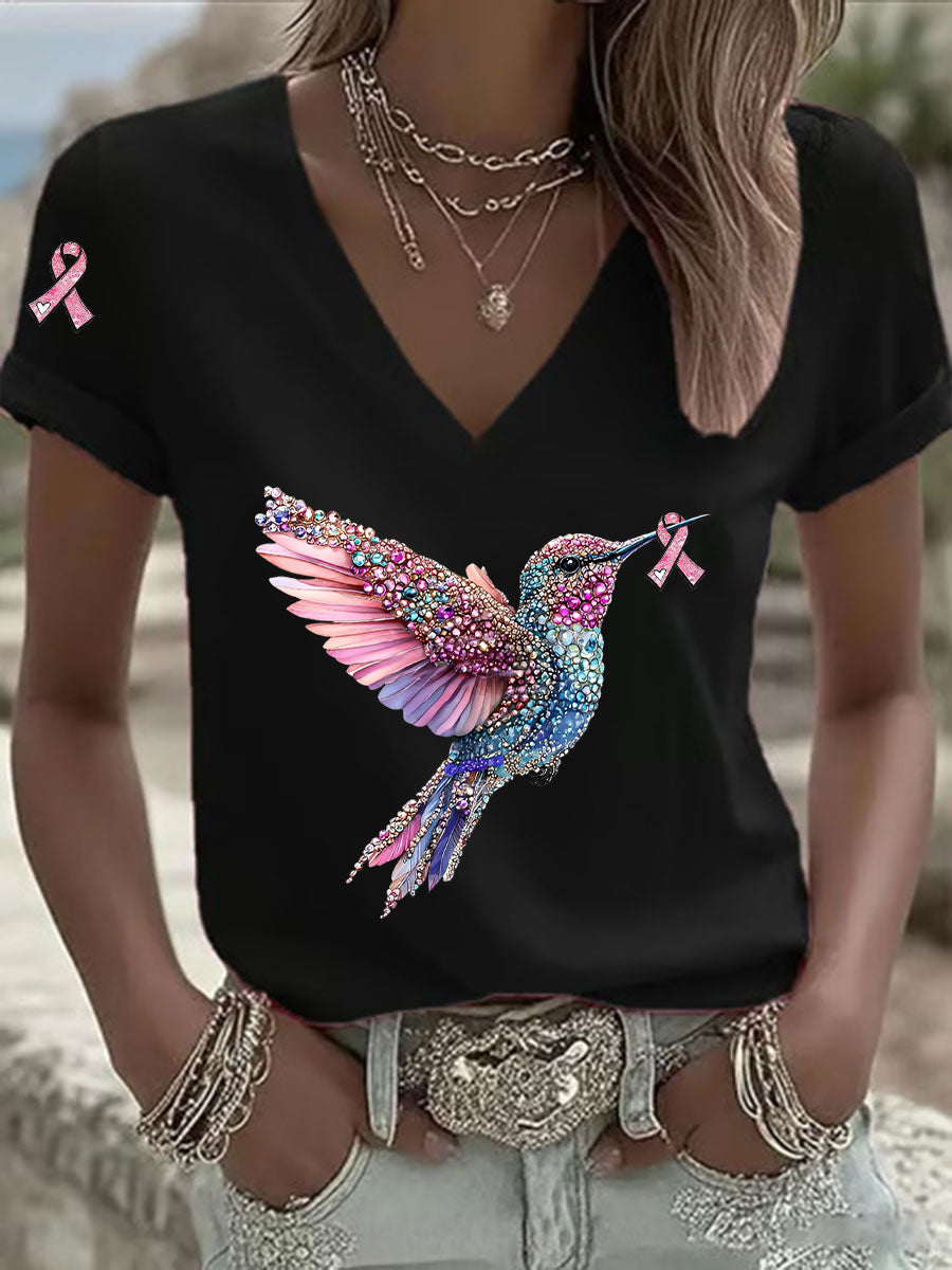 Camiseta casual con cuello en V y estampado de cinta rosa para mujer