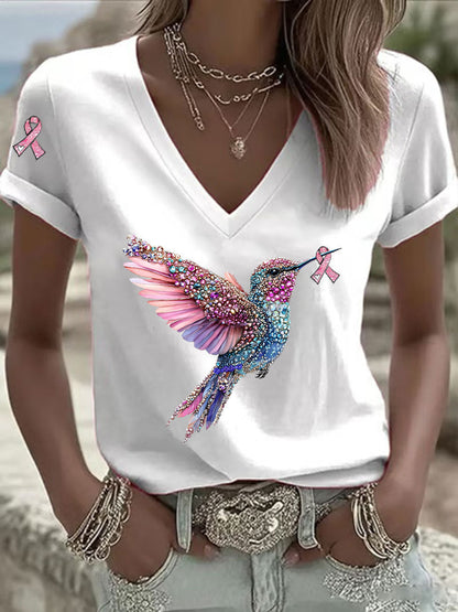 Camiseta casual con cuello en V y estampado de cinta rosa para mujer