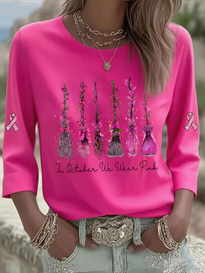 En octubre de las mujeres que llevan la camiseta ocasional impresa rosada