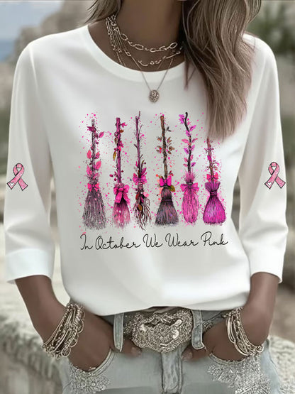 En octubre de las mujeres que llevan la camiseta ocasional impresa rosada