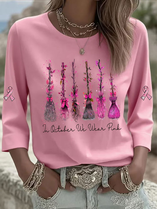 En octubre de las mujeres que llevan la camiseta ocasional impresa rosada