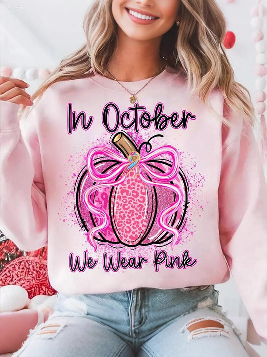En octubre de las mujeres que usan la camiseta rosa conciencia del cáncer de mama