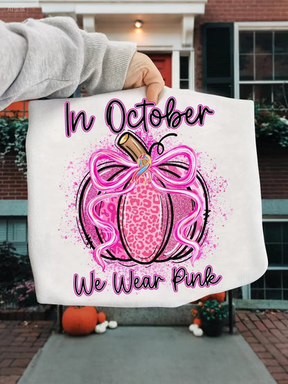 En octubre de las mujeres que usan la camiseta rosa conciencia del cáncer de mama