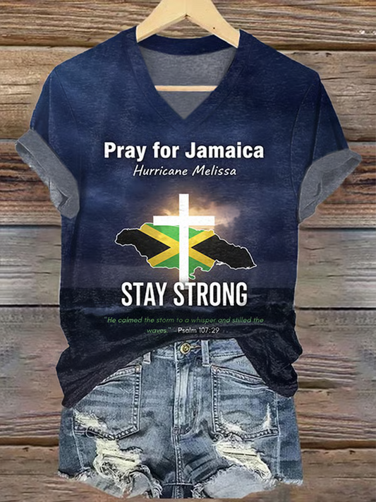 Las mujeres con cuello en V Retro Pre For Jamaica Stay Strong Salmo 107:29 "Calmó la tormenta a un susurro y calmó las olas." Camiseta estampada