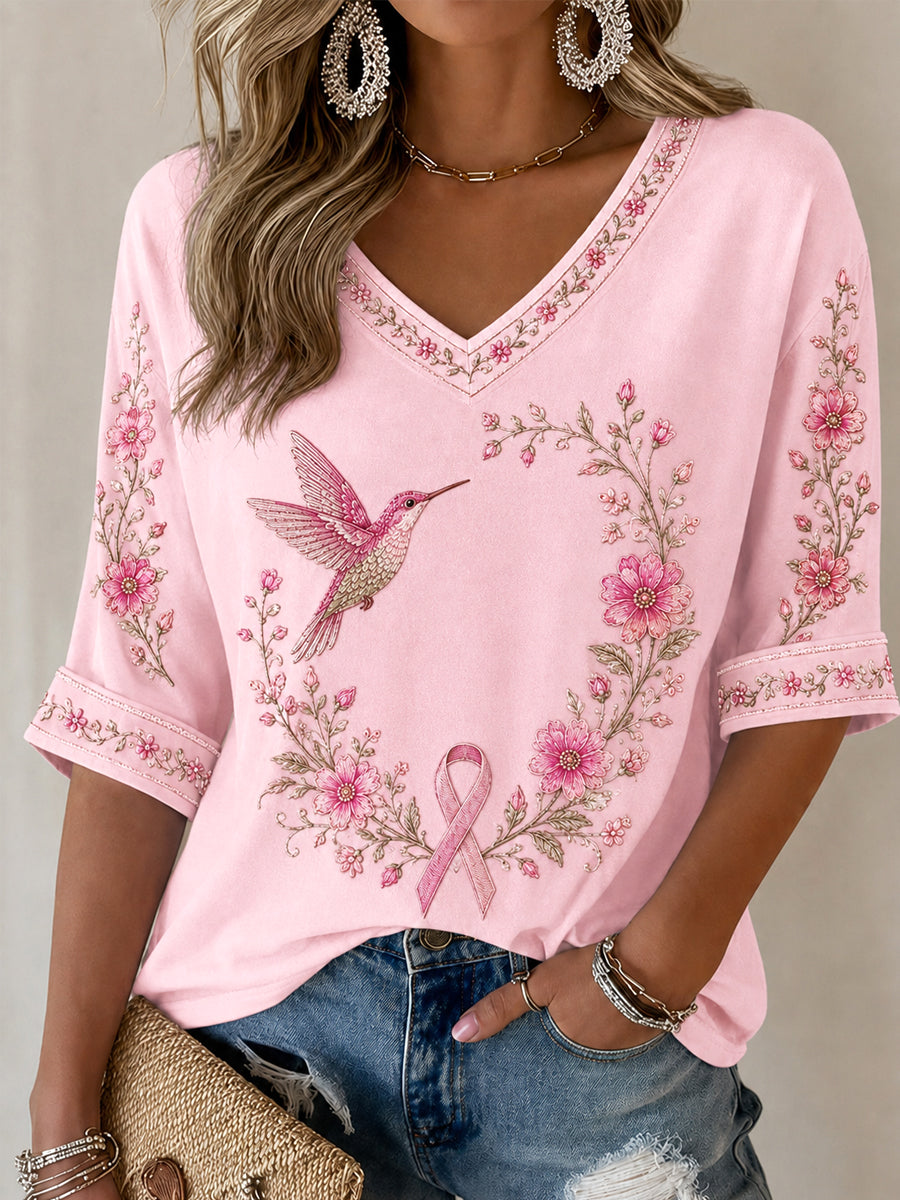 Camiseta de media manga con cuello en V, diseño floral rosa y colibríes, para concienciar sobre el cáncer de mama