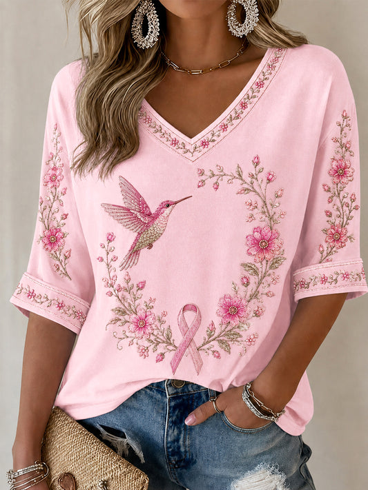 Camiseta de media manga con cuello en V, diseño floral rosa y colibríes, para concienciar sobre el cáncer de mama